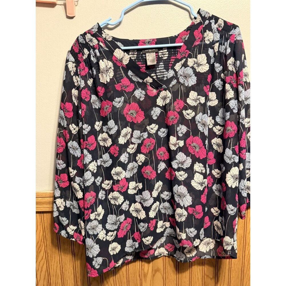 Ann Taylor Women’s Floral Blouse Size Medium Long sleeve